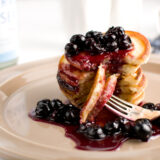 Buttermilch-Pancakes mit Blaubeerkompott