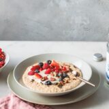 Frühstücksporridge mit Obst und Nüssen