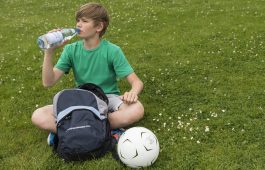 Junge beim trinken