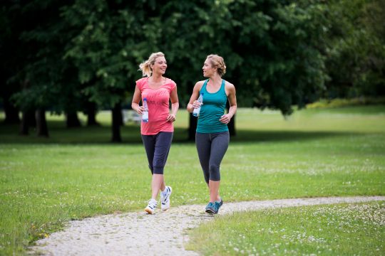 Zwei Frauen beim Joggen im Park