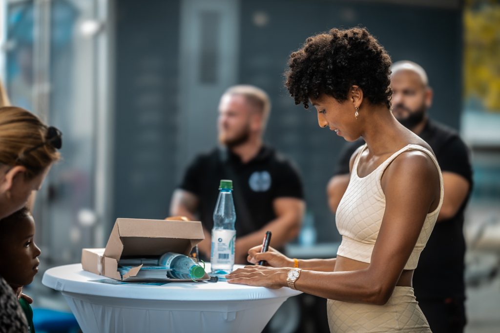 Live-Event: Spring mit Malaika! – Autogrammstunde 