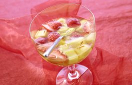 Mango-Erdbeer-Bowle mit Safran