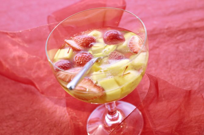 Mango-Erdbeer-Bowle mit Safran