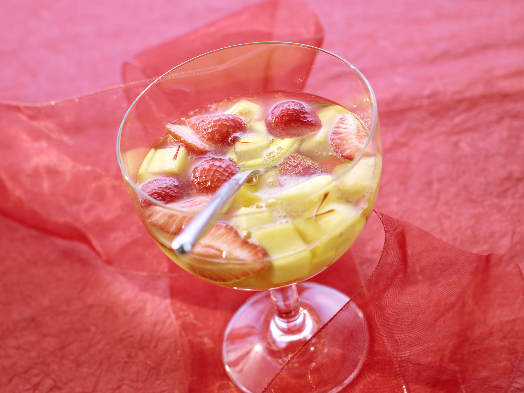 Mango-Erdbeer-Bowle mit Safran