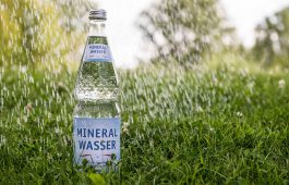 Mineralwasser-Flasche im Regen