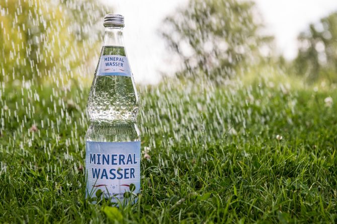 Mineralwasser-Flasche im Regen