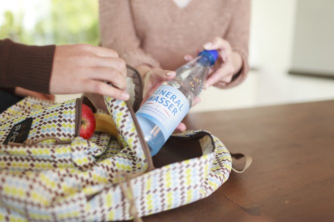 Mineralwasserflasche in der Schultasche
