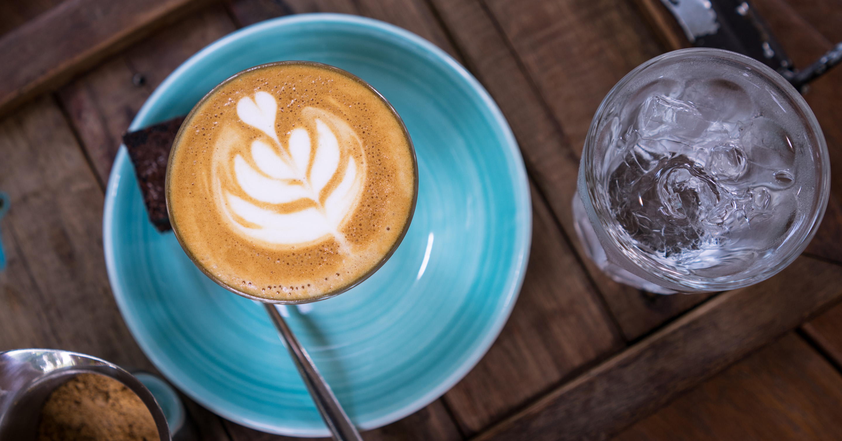 Mineralwasser und Kaffee