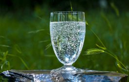 Mineralwasser-Glas auf Stein