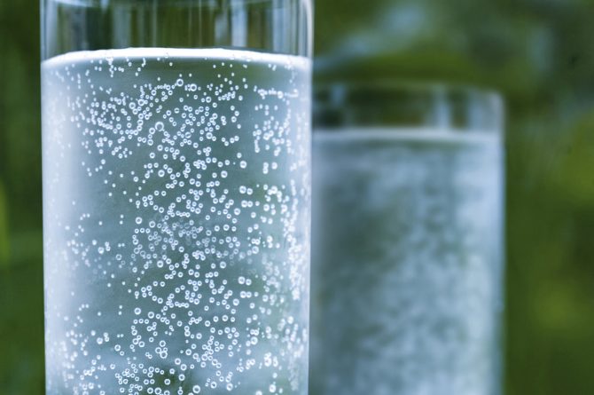 Mineralwasser-Gläser in der Natur