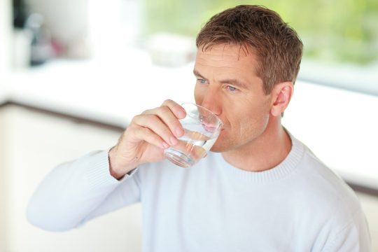 Man(n) trinkt Mineralwasser