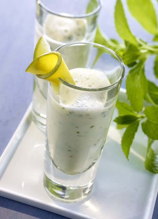 Minz-Mango-Lassi mit natürlichem Mineralwasser