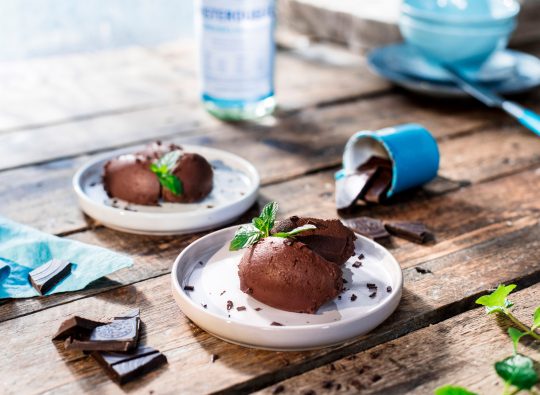 Mousse au Chocolat mit Mineralwasser