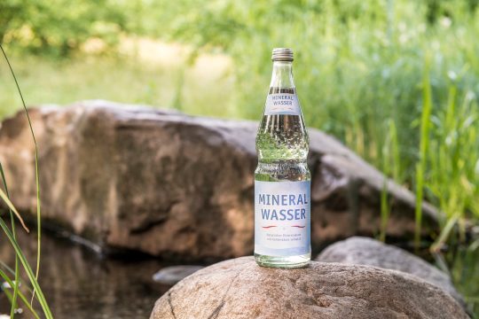 Mineralwasser auf einem Stein