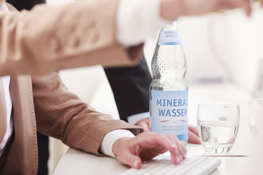 Mineralwasser trinken am Arbeitsplatz