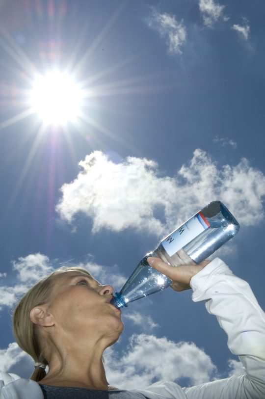 Wasser trinken bei Hitze