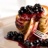 Fluffige Buttermilch-Pancakes mit karamellisierten Blaubeeren