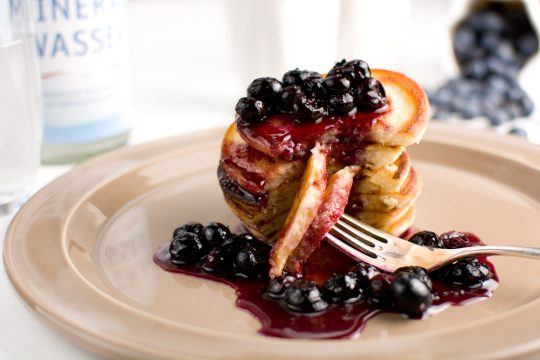 Buttermilch Pancakes mit Blaubeeren und Mineralwasser