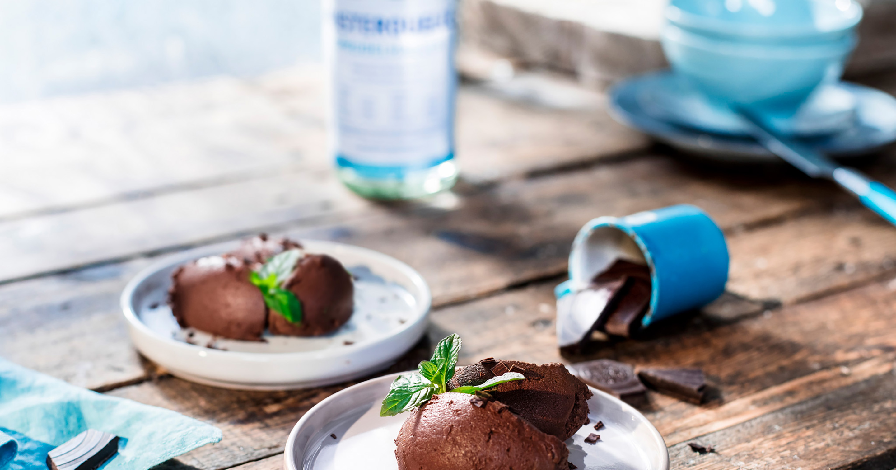 Mousse au Chocolat mit Mineralwasser