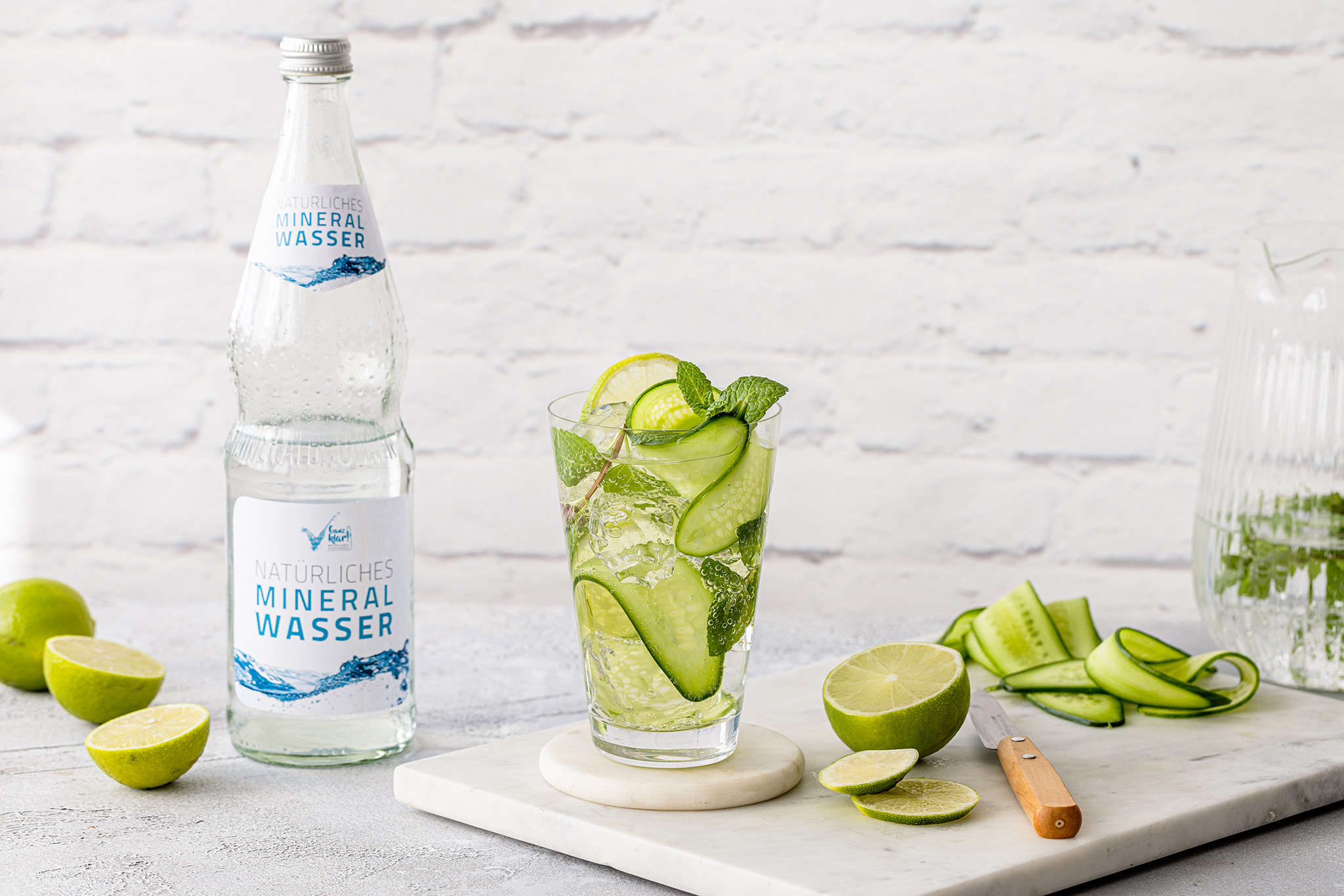 Infused MIneral Water Gurkenscheiben und Minzeblätter