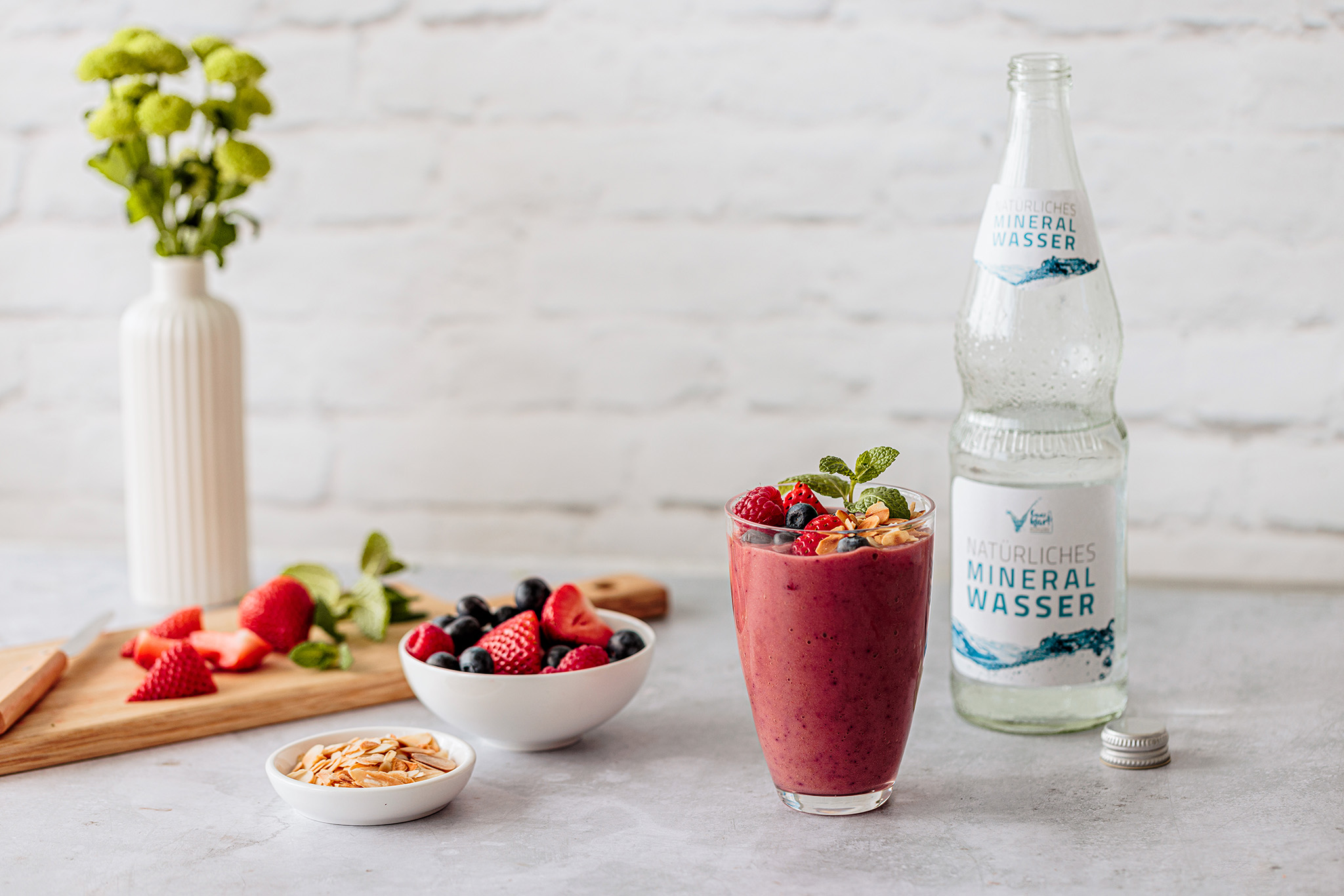 Beeren-Bananen-Smoothie mit Mineralwasser