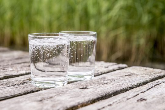 Mineralwasser Gläser auf einem Steg