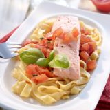 Pasta mit pochiertem Lachs und geschmolzenen Tomaten