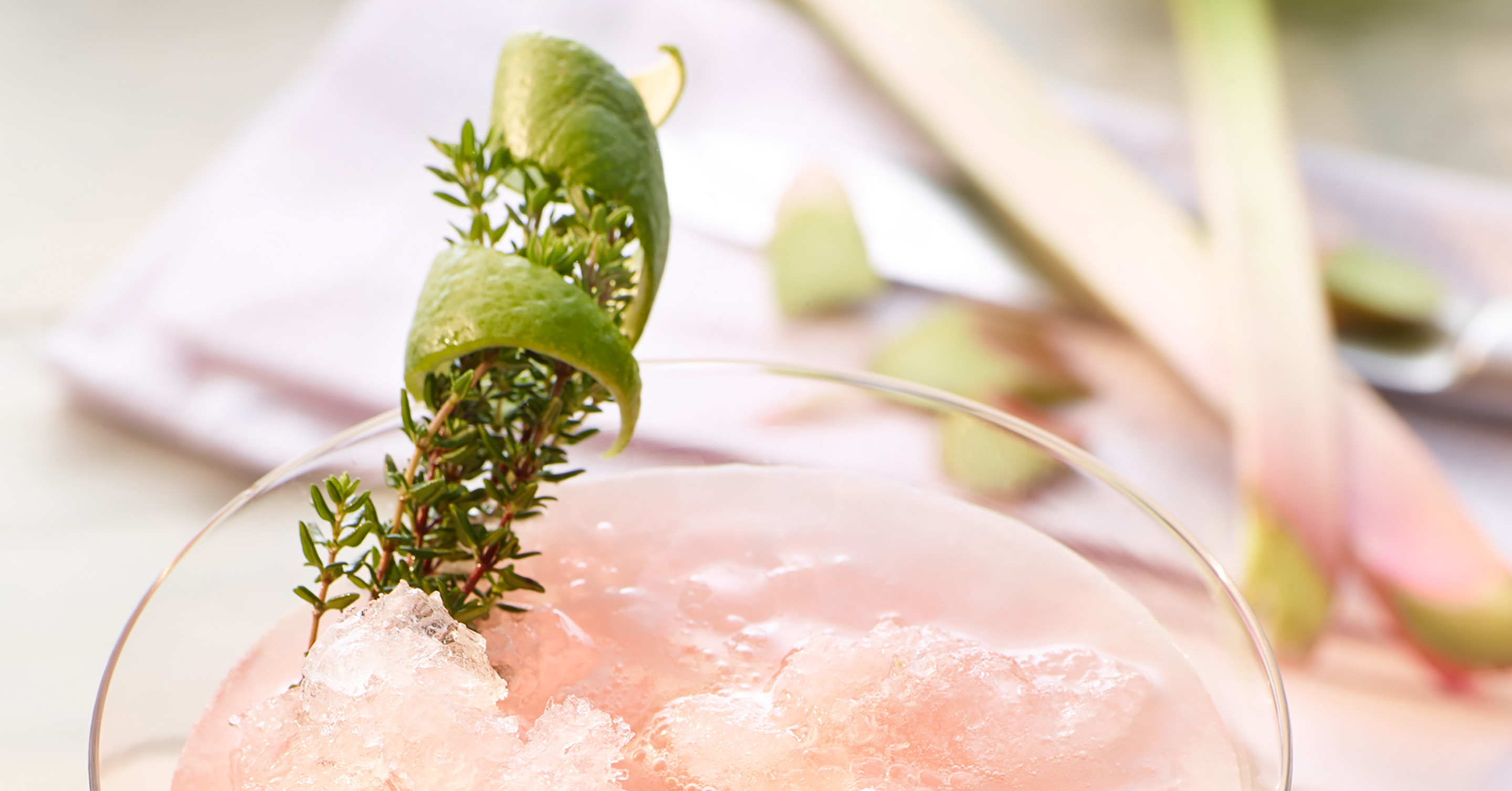 Summer Thyme (Cocktail mit Rhabarber und Thymian)