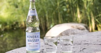 Wasser ist nicht gleich Wasser – Mineralwasserflasche mit Gläsern