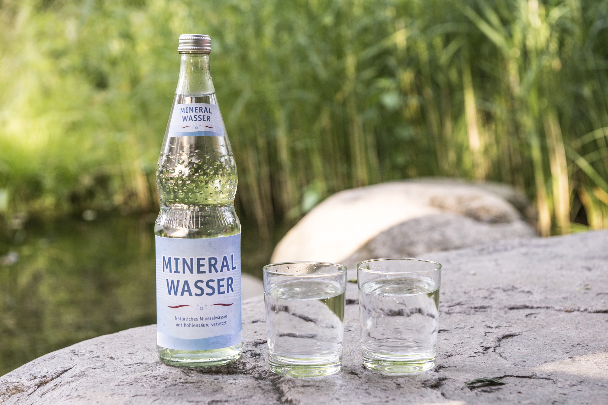 Wasser ist nicht gleich Wasser – Mineralwasserflasche mit Gläsern